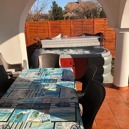 Feriehus Tieff Apartmanhaz Balatonmariafuerdo Hullamtelep