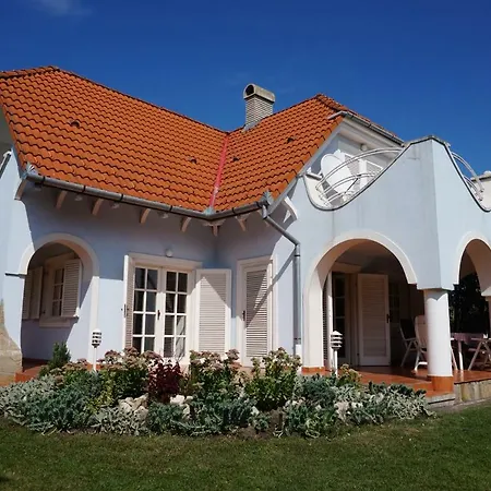 Holiday home Tieff Apartmanhaz Balatonmariafuerdo Hullamtelep *